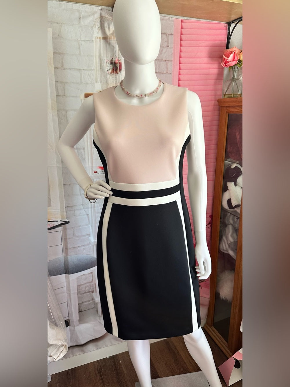 Sophisticated Style Meets Modern Elegance: Calvin Klein Colorblock Sleeveless Scuba Sheath Dress