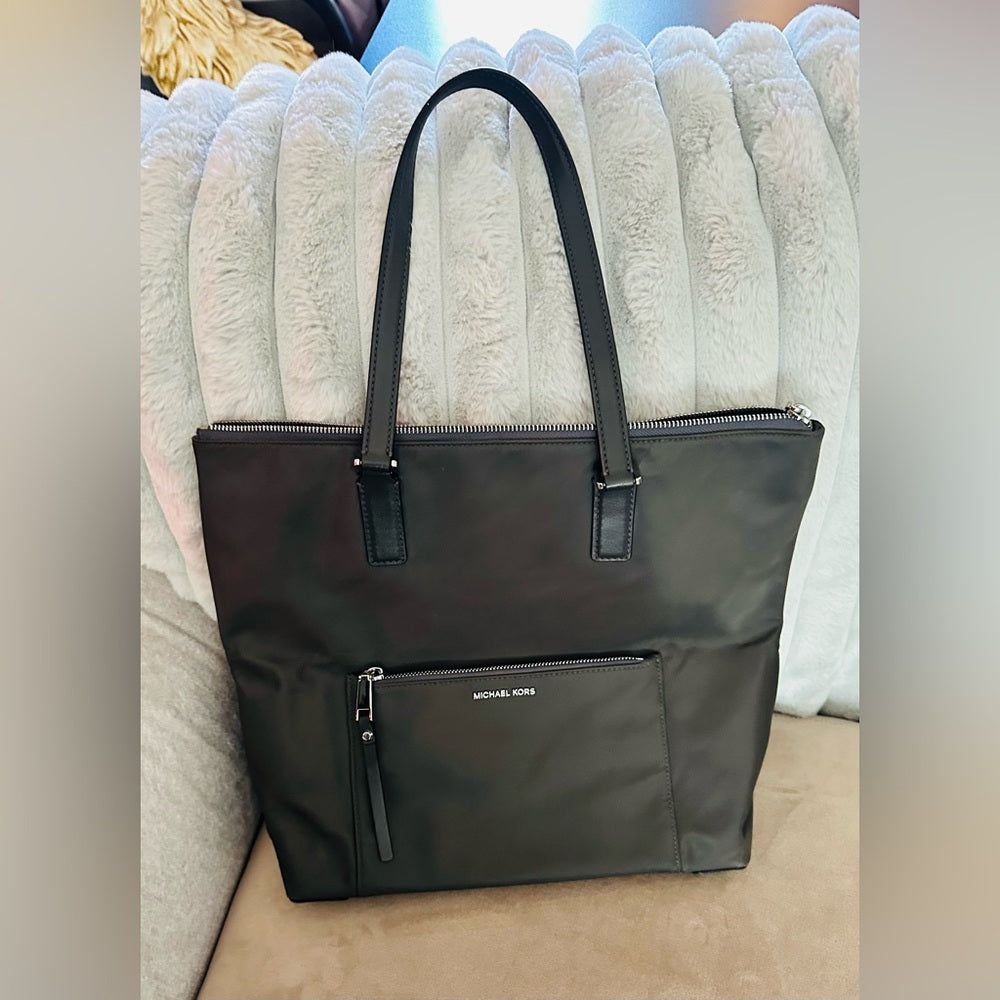 Handbags, Totes & Purses