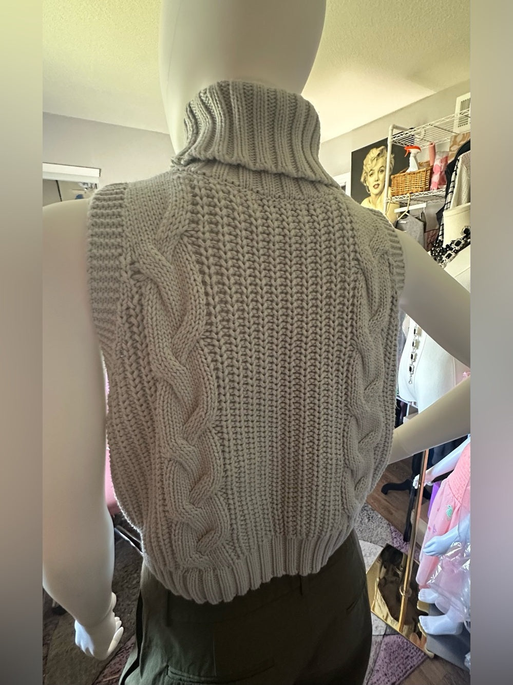 Kendall & Kylie Chunky Cable Knit Sleeveless Turtleneck Sweater Top