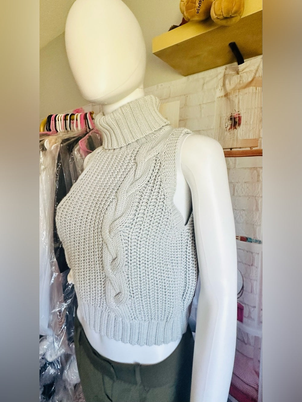 Kendall & Kylie Chunky Cable Knit Sleeveless Turtleneck Sweater Top