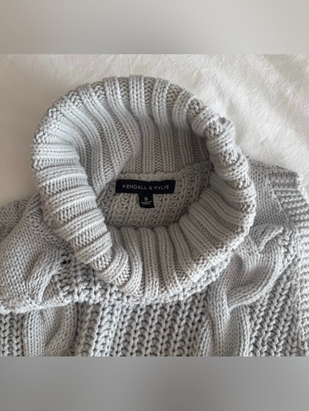 Kendall & Kylie Chunky Cable Knit Sleeveless Turtleneck Sweater Top