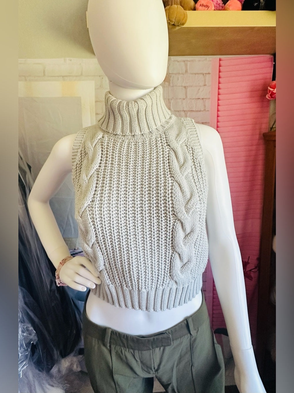 Kendall & Kylie Chunky Cable Knit Sleeveless Turtleneck Sweater Top