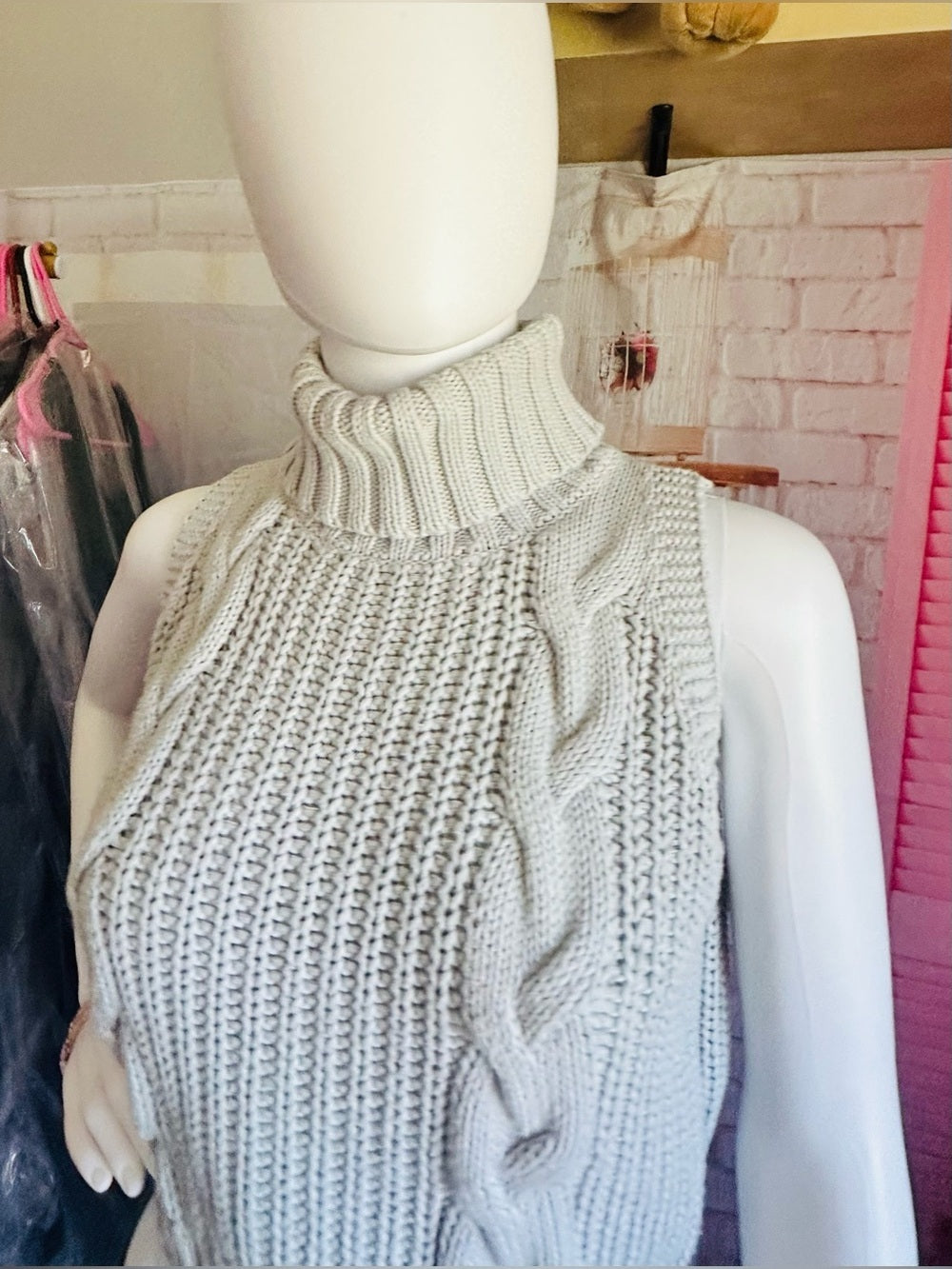 Kendall & Kylie Chunky Cable Knit Sleeveless Turtleneck Sweater Top