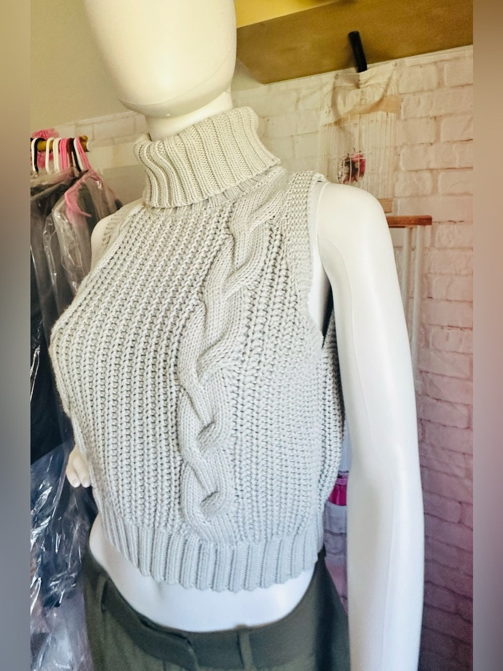 Kendall & Kylie Chunky Cable Knit Sleeveless Turtleneck Sweater Top
