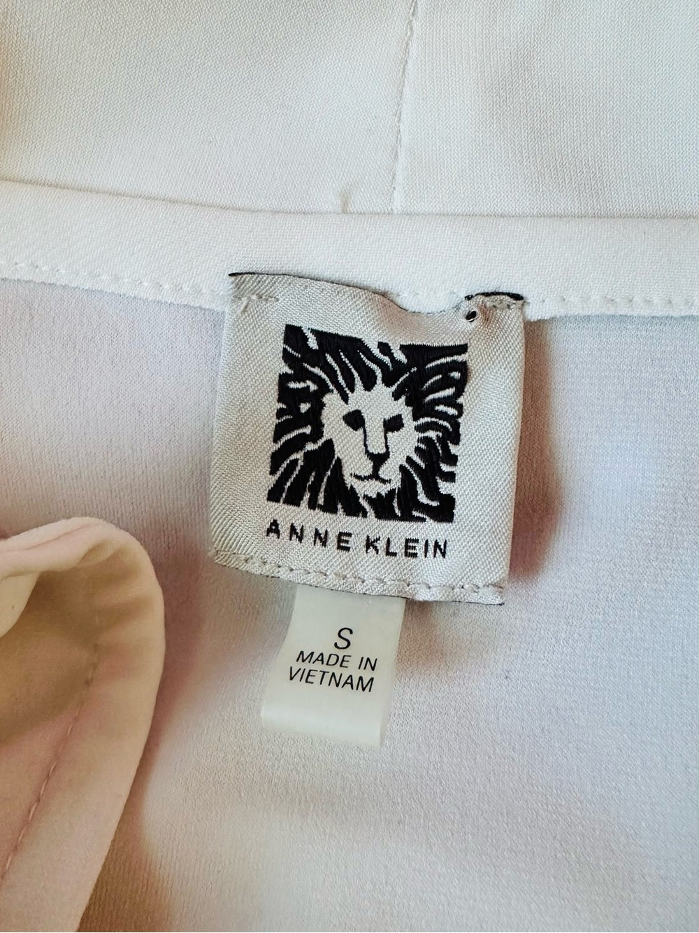 Anne Klein Cream Sleeveless V-Neck Blouse