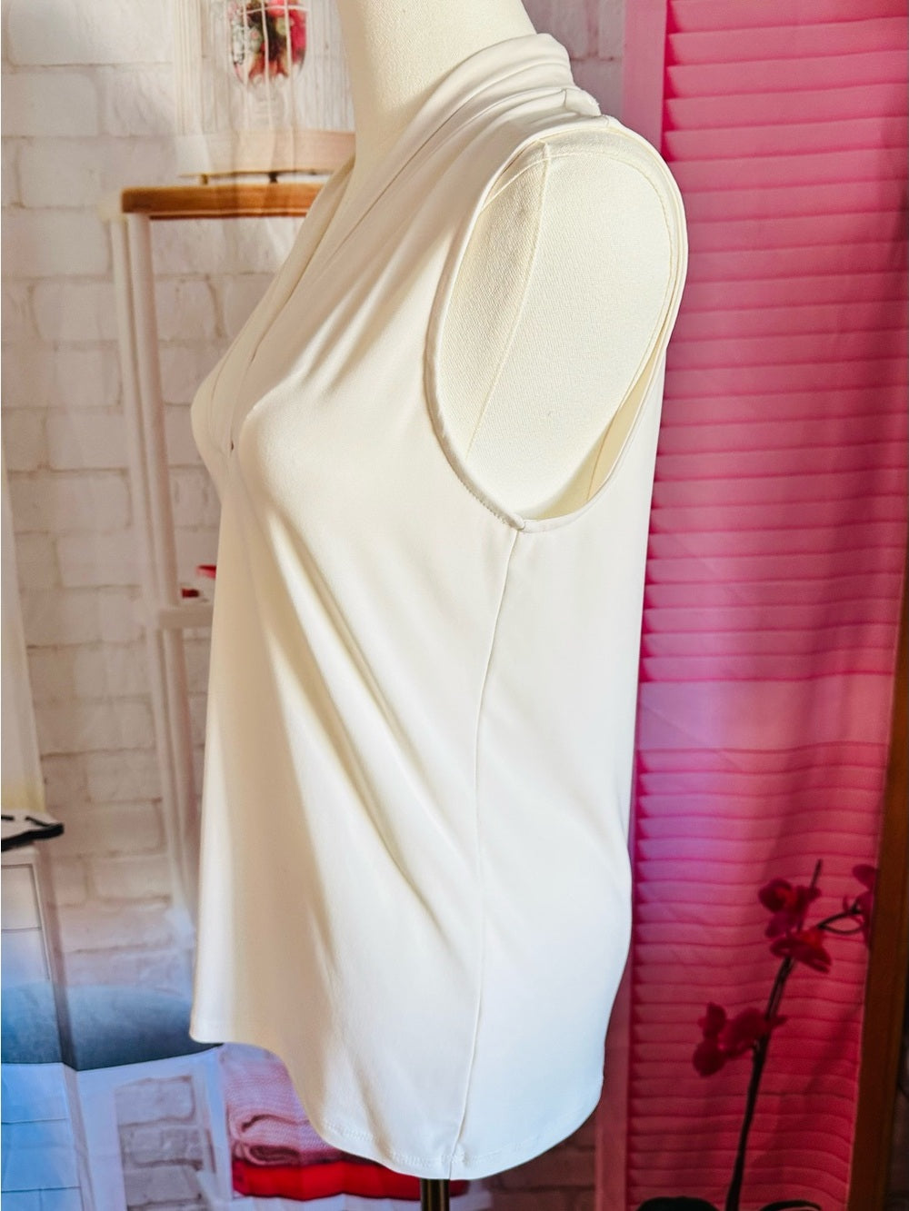 Anne Klein Cream Sleeveless V-Neck Blouse